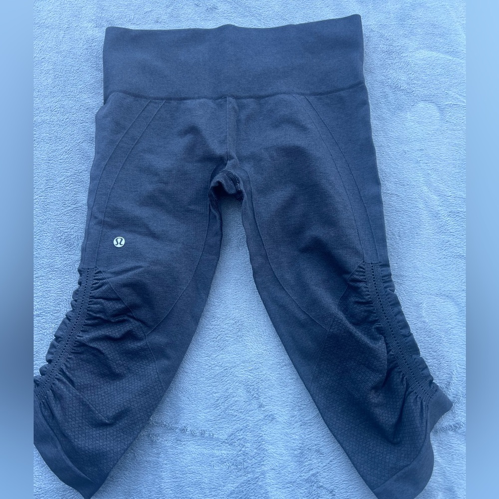 lululemon athletica women  black  capri Leggings